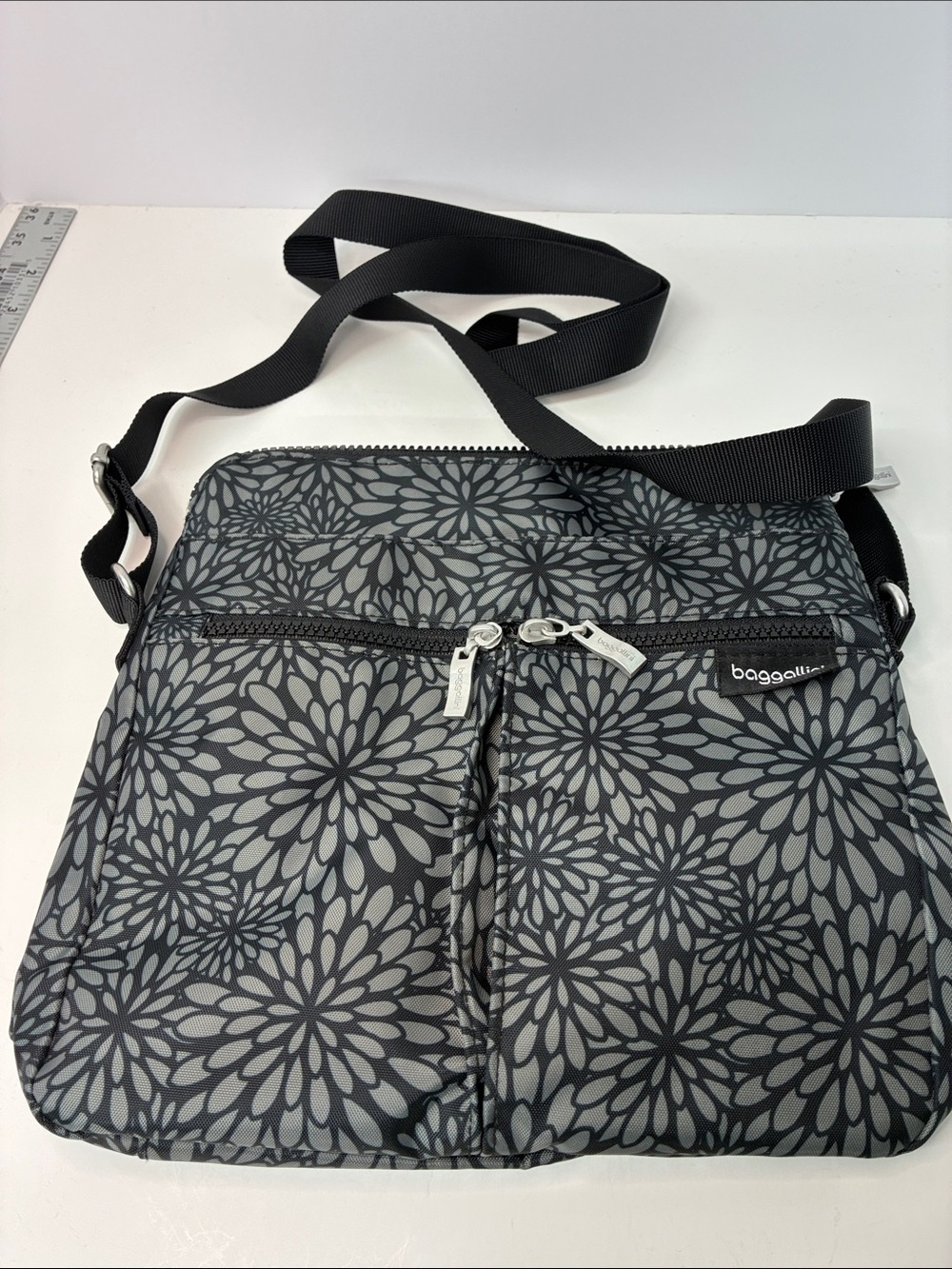 💜Baggallini Black and Gray Floral Crossbody Messenger